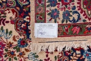 Galleria Tabriz - Tappeti in vendita. Un primo piano di un tappeto a fantasia con etichetta Galleria Tabriz mostra dettagli come origine, dimensioni e Bozza automatica.