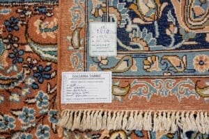 Galleria Tabriz - Tappeti in vendita. Primo piano dell'angolo di un tappeto a fantasia con le etichette che ne indicano l'origine, le dimensioni e il prezzo.