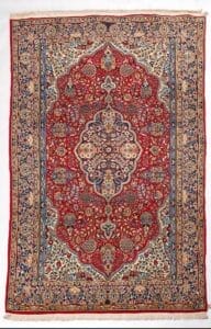 Galleria Tabriz - Tappeti in vendita. Tappeto persiano Qum ornato con intricati motivi floreali nei toni del rosso, del blu, del crema e dell'oro, bordati da disegni dettagliati.