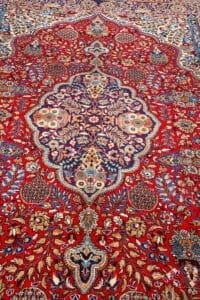 Galleria Tabriz - Tappeti in vendita. Intricato tappeto persiano Tappeto Qum con motivi floreali rossi, blu e beige e un medaglione centrale decorato. Dimensioni: 280 cm.