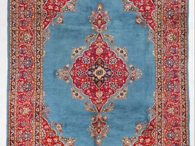 Galleria Tabriz - Tappeti in vendita. Tappeto Kashan persiano ornato con centro blu, medaglione rosso e oro e intricati motivi floreali sul bordo.