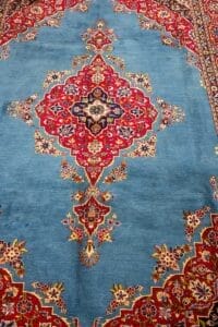 Galleria Tabriz - Tappeti in vendita. Tappeto ornato in stile Tappeto Kashan persiano con sfondo blu e intricati motivi floreali rossi, oro e bianchi.