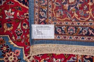 Galleria Tabriz - Tappeti in vendita. Primo piano di un tappeto persiano colorato etichettato "Tappeto Kashan 281" della Galleria Tabriz, che mostra la sua origine persiana e le sue dimensioni.