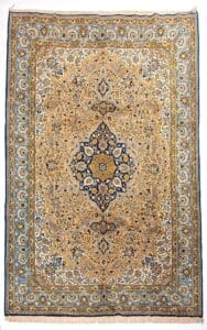 Galleria Tabriz - Tappeti in vendita. Tappeto Qum ornato con intricati motivi floreali nei toni del blu, dell'oro e del bianco, caratterizzato da un medaglione centrale: uno squisito esempio di artigianato persiano.