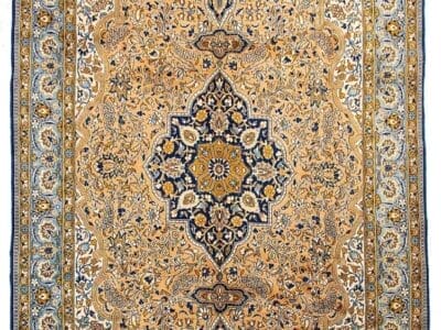 Galleria Tabriz - Tappeti in vendita. Tappeto Qum ornato con intricati motivi floreali nei toni del blu, dell'oro e del bianco, caratterizzato da un medaglione centrale: uno squisito esempio di artigianato persiano.