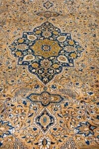 Galleria Tabriz - Tappeti in vendita. Tappeto Qum con motivi ornamentali e colori blu, oro e crema, con squisiti disegni floreali e geometrici ispirati all'arte tradizionale persiana.