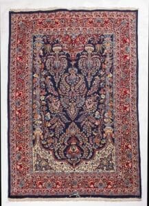 Galleria Tabriz - Tappeti in vendita. Tappeto persiano Tappeto Mashad ornato con intricati motivi floreali nei toni del rosso, del blu e del beige su uno sfondo blu scuro.
