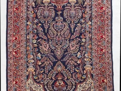Galleria Tabriz - Tappeti in vendita. Tappeto persiano Tappeto Mashad ornato con intricati motivi floreali nei toni del rosso, del blu e del beige su uno sfondo blu scuro.