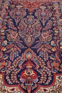 Galleria Tabriz - Tappeti in vendita. Tappeto Mashad ornato con intricati motivi floreali in rosso, blu, oro e crema su uno sfondo blu scuro: uno splendido esempio di artigianato Tappeto Persia classico. Modello: Mashad 284.