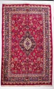 Galleria Tabriz - Tappeti in vendita. Tappeto in stile persiano con sfondo rosso, motivi floreali e un medaglione centrale ornato, questo Tappeto Mashad emana un'eleganza senza tempo.