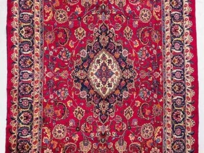 Galleria Tabriz - Tappeti in vendita. Tappeto in stile persiano con sfondo rosso, motivi floreali e un medaglione centrale ornato, questo Tappeto Mashad emana un'eleganza senza tempo.