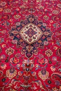 Galleria Tabriz - Tappeti in vendita. Tappeto persiano rosso Tappeto Mashad, 285 cm, con intricati motivi floreali e un grande medaglione centrale in blu, crema e rosa.
