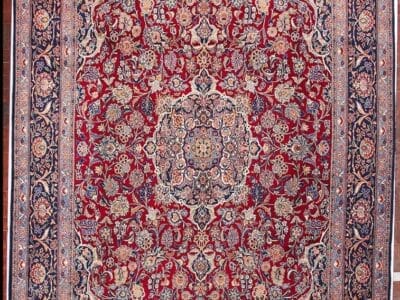 Galleria Tabriz - Tappeti in vendita. Tappeto persiano Kashan rosso e blu con intricati motivi floreali e bordi ornati, visto dall'alto.