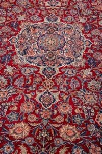 Galleria Tabriz - Tappeti in vendita. Tappeto persiano Kashan rosso con intricati motivi floreali e geometrici blu, beige e oro.