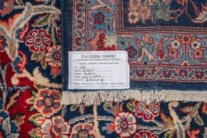Galleria Tabriz - Tappeti in vendita. Primo piano di un tappeto persiano a motivi con etichetta "Galleria Tabriz" che mostra dettagli e misure e che ricorda i classici Tappeto Kashan della Persia. Dimensioni: 286 cm.