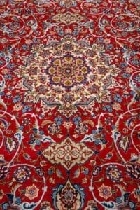 Galleria Tabriz - Tappeti in vendita. Tappeto persiano rosso con intricati motivi floreali e geometrici in blu, crema e oro, ispirato alla classica eleganza Tappeto Isfahan.