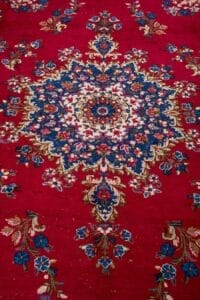 Galleria Tabriz - Tappeti in vendita. Tappeto Tappeto Kirman in stile persiano con sfondo rosso e un intricato motivo floreale a medaglioni blu, bianchi e oro. Dimensioni: 288 cm.