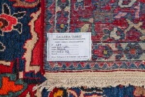 Galleria Tabriz - Tappeti in vendita. Primo piano di un angolo di tappeto con etichetta della Galleria Tabriz che indica origine, qualità e dimensioni, evidenziando la maestria artigianale della Persia e lo stile che ricorda un Tappeto Bakhtiari. Dimensioni: 289 cm.