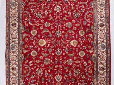 Galleria Tabriz - Tappeti in vendita. Tappeto persiano rosso con intricati motivi floreali in oro, blu e bianco e bordi ornati.