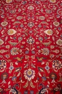 Galleria Tabriz - Tappeti in vendita. Tappeto rosso in stile persiano con intricati motivi floreali e di viti in blu, crema, verde e oro.