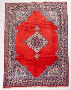 Galleria Tabriz - Tappeti in vendita. Tappeto persiano rosso con intricati motivi floreali e un medaglione centrale, delimitato da dettagliati motivi decorativi: un elegante Tappeto Saruk che mette in mostra l'arte senza tempo della Persia.