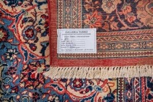 Galleria Tabriz - Tappeti in vendita. Un primo piano di un tappeto a motivi, etichettato Galleria Tabriz, che mostra i suoi dettagli e le sue dimensioni: un bell'esempio di disegno Tappeto Persia.
