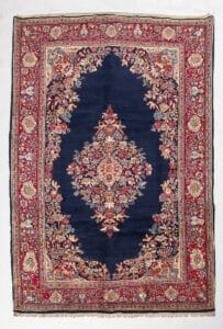 Galleria Tabriz - Tappeti in vendita. Tappeto persiano con centro blu scuro, motivi floreali ornamentali e un dettagliato bordo rosso e crema: un elegante Tappeto Saruk che mostra la bellezza senza tempo dell'artigianato Saruk Persia.