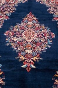Galleria Tabriz - Tappeti in vendita. Tappeto Saruk ornato con intricati motivi floreali in rosso, blu e bianco su sfondo blu scuro, che mette in mostra la classica maestria persiana.