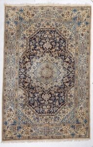 Galleria Tabriz - Tappeti in vendita. Intricato tappeto Tappeto Nain con motivi floreali e geometrici nei toni del blu, del crema e del beige, che mostra l'eleganza senza tempo dell'artigianato di Nain Persia.