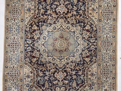 Galleria Tabriz - Tappeti in vendita. Intricato tappeto Tappeto Nain con motivi floreali e geometrici nei toni del blu, del crema e del beige, che mostra l'eleganza senza tempo dell'artigianato di Nain Persia.