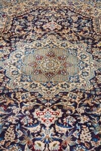 Galleria Tabriz - Tappeti in vendita. Intricato Tappeto Nain con motivi blu, beige e rossi, caratterizzato da un medaglione centrale a forma di stella, che riflette l'eleganza dell'artigianato persiano.