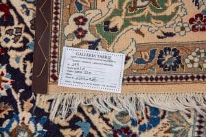 Galleria Tabriz - Tappeti in vendita. Primo piano di un tappeto decorativo con etichetta della Galleria Tabriz che ne elenca i dettagli e il prezzo in euro, caratterizzato dall'elegante disegno Tappeto Nain di Nain Persia.