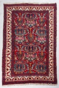 Galleria Tabriz - Tappeti in vendita. Un vivace Tappeto Heriz, questo tappeto persiano dalla fantasia intricata presenta motivi geometrici e floreali rossi, blu e avorio.
