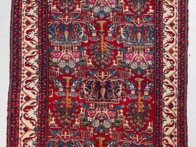 Galleria Tabriz - Tappeti in vendita. Un vivace Tappeto Heriz, questo tappeto persiano dalla fantasia intricata presenta motivi geometrici e floreali rossi, blu e avorio.