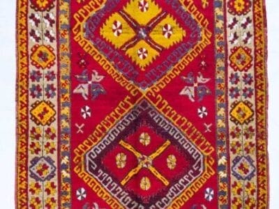 Galleria Tabriz - Tappeti in vendita. Un vivace tappeto Passatoia Azari Persia, lungo 296 cm, presenta motivi geometrici a rombi gialli, arancioni e bianchi con bordi intricati.