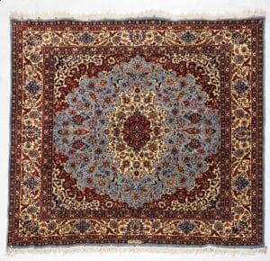 Galleria Tabriz - Tappeti in vendita. Tappeto Erivan ornato con intricati motivi floreali nei toni del rosso, del blu, del crema e dell'oro, bordati da disegni dettagliati: uno squisito esempio del classico stile Tappeto Caucaso.