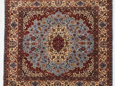 Galleria Tabriz - Tappeti in vendita. Tappeto Erivan ornato con intricati motivi floreali nei toni del rosso, del blu, del crema e dell'oro, bordati da disegni dettagliati: uno squisito esempio del classico stile Tappeto Caucaso.
