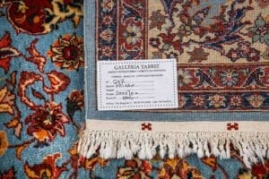 Galleria Tabriz - Tappeti in vendita. Primo piano di un tappeto Tappeto Erivan Persiano con un'etichetta sulla frangia che ne indica la provenienza, le dimensioni e il prezzo.