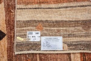 Galleria Tabriz - Tappeti in vendita. Angolo di un tappeto Tappeto Darya a motivi marroni con cartellini del prezzo e un'etichetta con dimensioni, prezzo e dettagli del tappeto.