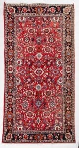 Galleria Tabriz - Tappeti in vendita. Tappeto rosso di Persia con intricati motivi floreali e bordi decorativi nei toni del blu, del bianco e del beige: un elegante stile Passatoia Hamadan perfetto per spazi lunghi fino a 300 cm.