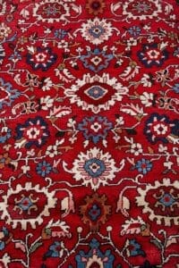 Galleria Tabriz - Tappeti in vendita. Tappeto persiano Passatoia rosso con intricati motivi floreali nei toni del blu, del bianco e del rosa, ispirato alla tradizione artigianale di Hamadan.