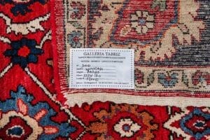 Galleria Tabriz - Tappeti in vendita. Primo piano di un dettagliato tappeto Passatoia Hamadan rosso, blu e beige proveniente dalla Persia, con un'etichetta che ne indica i dettagli e la provenienza.