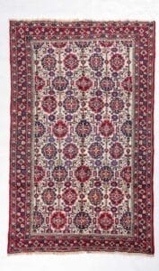 Galleria Tabriz - Tappeti in vendita. Tappeto persiano rettangolare ispirato al Tappeto Ardabil, con motivi floreali geometrici rossi, blu e bianchi e bordi intricati.