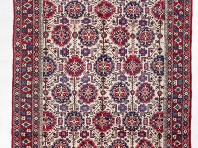 Galleria Tabriz - Tappeti in vendita. Tappeto persiano rettangolare ispirato al Tappeto Ardabil, con motivi floreali geometrici rossi, blu e bianchi e bordi intricati.