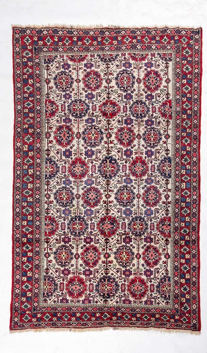 Galleria Tabriz - Tappeti in vendita. Tappeto persiano rettangolare ispirato al Tappeto Ardabil, con motivi floreali geometrici rossi, blu e bianchi e bordi intricati.