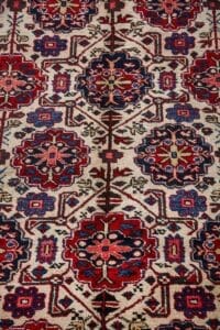 Galleria Tabriz - Tappeti in vendita. Tappeto ornato in stile persiano ispirato al Tappeto Ardabil, con motivi geometrici e floreali rossi, blu e crema su sfondo beige.