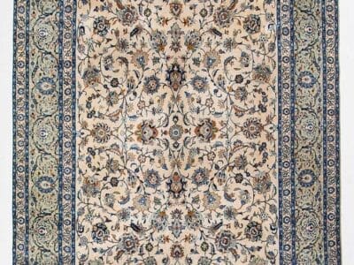 Galleria Tabriz - Tappeti in vendita. Tappeto Kashan ornato con motivi floreali nei toni del blu, del beige e del marrone, delimitati da disegni intricati: un tocco classico della Persia per l'arredamento della vostra casa.