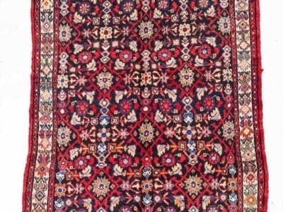 Galleria Tabriz - Tappeti in vendita. Tappeto persiano rettangolare in passatoia con intricati motivi floreali nei toni del rosso, del blu e del crema su fondo bianco, ispirato alle ricche tradizioni di tessitura di Hamadan, in Persia.