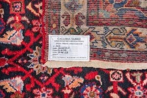 Galleria Tabriz - Tappeti in vendita. Un dettagliato tappeto persiano di Hamadan con allegata un'etichetta bianca della Galleria Tabriz, che riporta dettagli del tappeto scritti a mano.