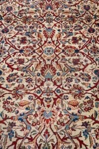Galleria Tabriz - Tappeti in vendita. Intricato motivo floreale persiano con toni rossi, blu e beige che formano disegni simmetrici e ornati ispirati alla classica arte Tappeto Qum.